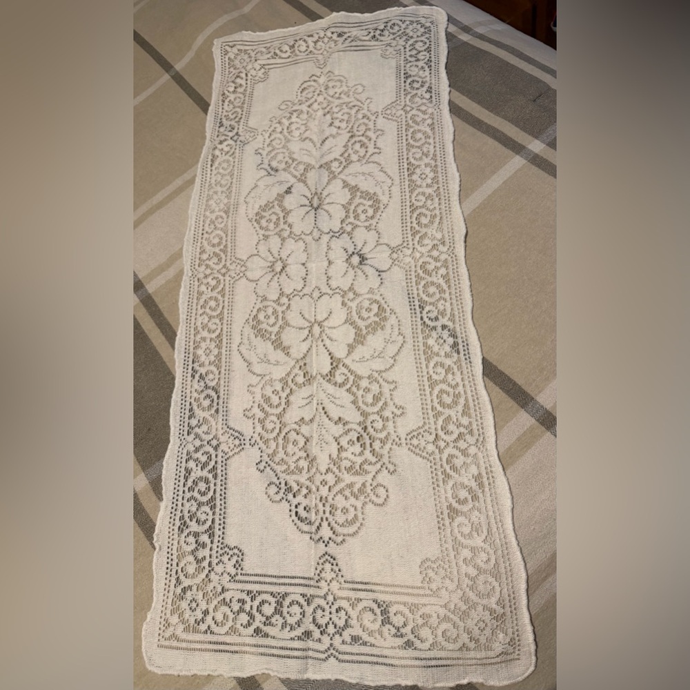 Vintage Lace Floral Table Runner, Good Condition, 16x36”